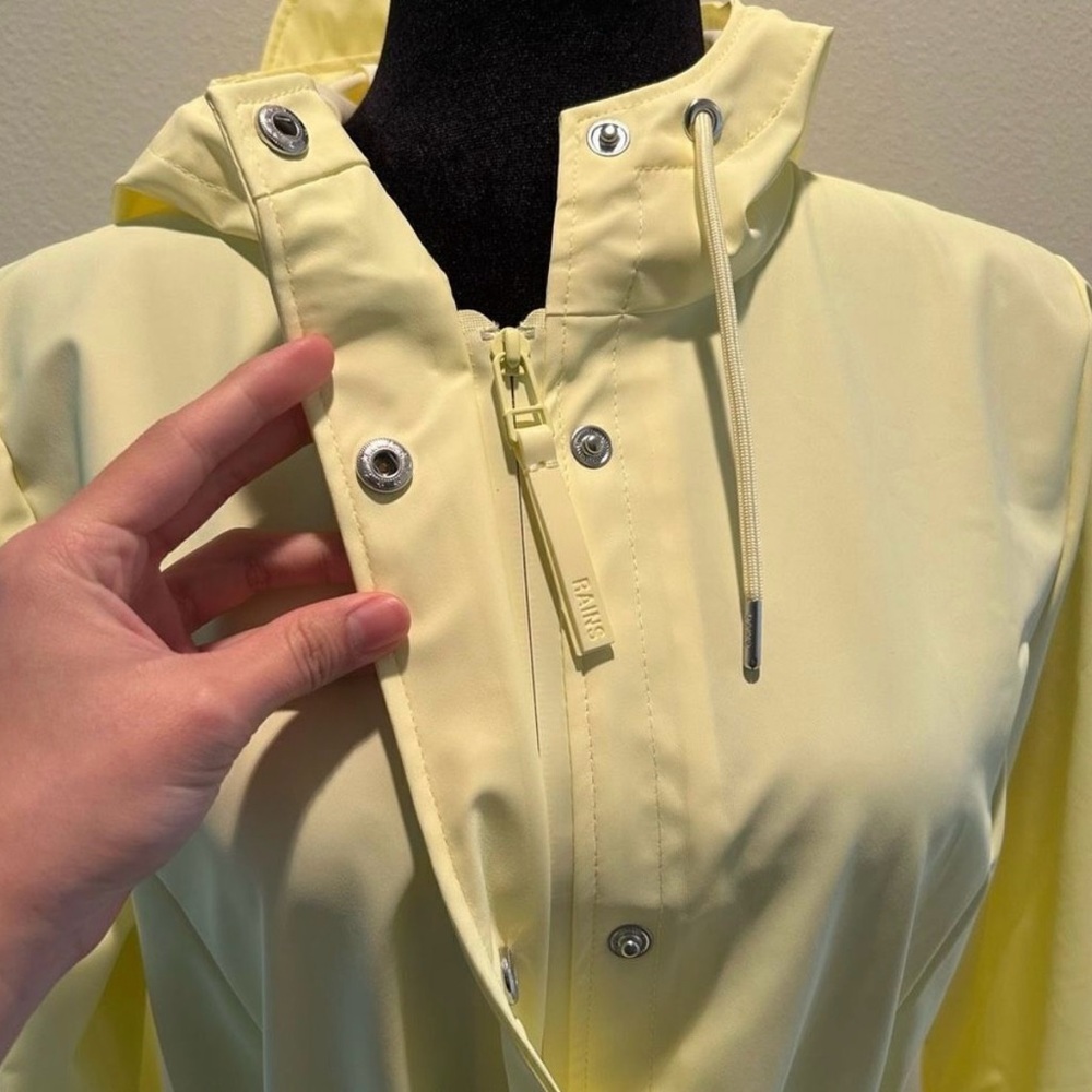 Rains Curve W Jacket in Straw Size: Medium NWT - Picture 4 of 10